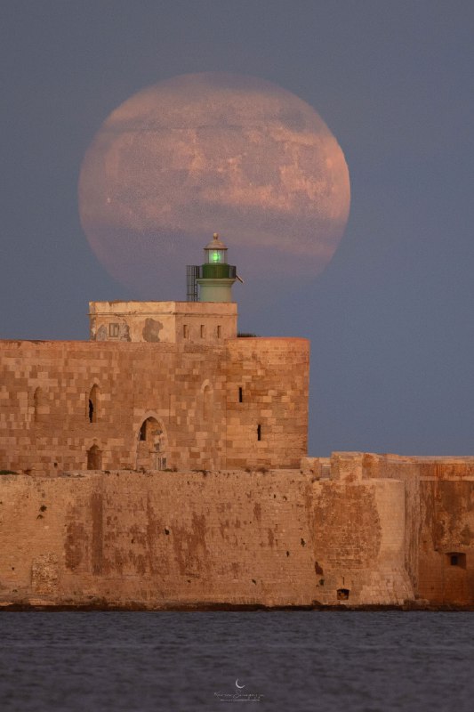 The last full moon was doubly unusual. First of all, it was a blue moon.  A modern definition of a blue moon is a second full moon to occur during one calendar month.  Since there are 13 full moons in 2023, one month has to have two -- and that month was August.  The first full moon was on August 1 and named a Sturgeon Moon. The second reason that the last full moon was unusual was because it was a supermoon.  A modern definition of supermoon is a moon that reaches its full phase when it is relatively close to Earth -- and so appears a bit larger and brighter than average.  Pictured, the blue supermoon of 2023 was imaged hovering far behind a historic castle and lighthouse in Syracuse, Sicily, Italy.    Gallery