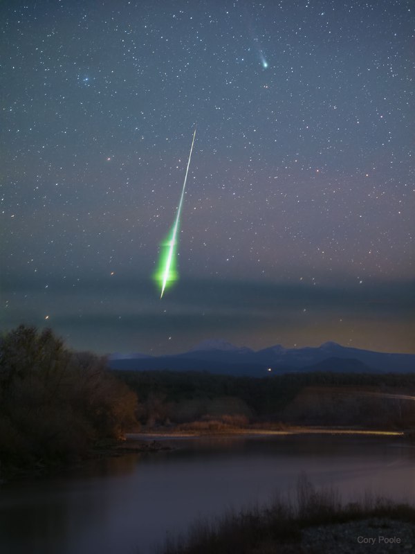 The Comet and the Fireball2021-12-20صورة اليوم من ناسا