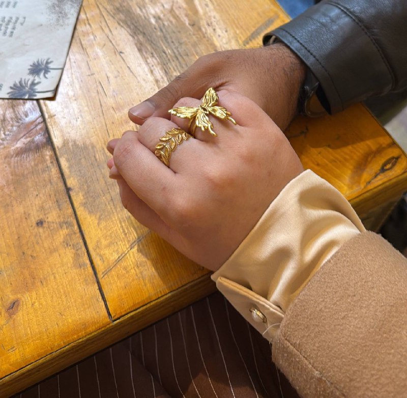 لقد مرَّتِ الذكرياتُ ببالي، فما كانت إلا رياضاً مُزهرة، ونسائمَ مُعطرة، فمُذ عرفتُكَ ما عادَ لليأسِ في قلبي مكان، ولا للحُزنِ في عيوني تِبيان. لقد كُنتُ -واللهِ- قبلكَ كأني بعضُ إنسان، فلما حللتَ أهلاً في دُنياي، اكتملتْ بيَ المعاني، وازدانتْ طباعي، وصارتْ روحي بوجودكَ أجمل، ونفسي بقُربكَ أكمل. وإنّي لأتيهُ فخراً، وأرفعُ رأسي تيهاً بينَ الخلائق، إذْ مَنَّ اللهُ عليَّ بأنْ صرتُ خطيبةً لماجدٍ مثلك، حُرٍّ كريمِ الخصال، وشهمٍ بعيدِ المنال. وجدتكَ في نوائبِ الدهرِ سنداً، وفي عتمةِ الأيامِ مدداً، فما هُنتُ وما ضَعُفتُ وأنتَ بجانبي تشدُّ من أزري، وتُعلي من قدري، فلكَ الشكرُ أجزلهُ على كلِّ لحظةٍ كنتَ فيها نِعمَ الرفيق، وأنرتَ لي بها الطريق. أُحبُّكَ حُباً لو وُزِّعَ على أهلِ الأرضِ لكفاهم.. فكلُّ عامٍ وأنتَ حبيبي وروحُ دُنياي، وكلُّ حولٍ وأنتَ الشمسُ التي لا تغيب، والنورُ الذي يُضيءُ حياتي. 🤎🤎