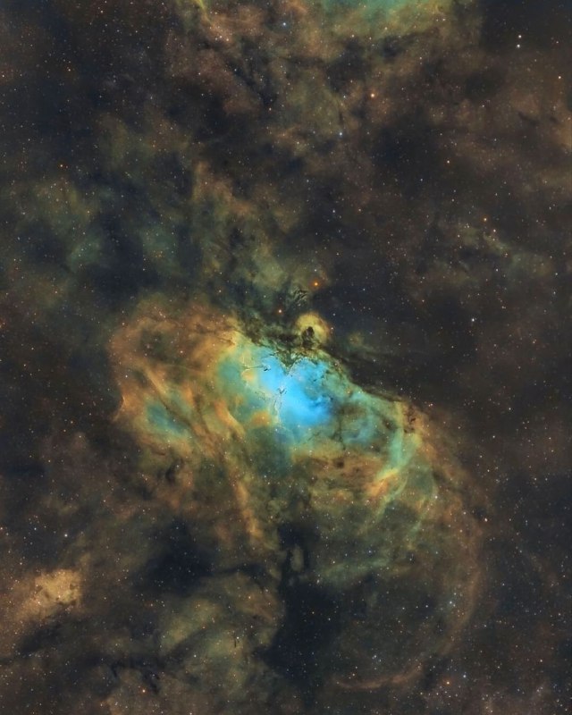 في عام 1755، قدّم الفيلسوف الألماني (إيمانويل كانت) نظرية عن تشكّل المجموعة الشمسية من حولنا، عُرِفَت بـ