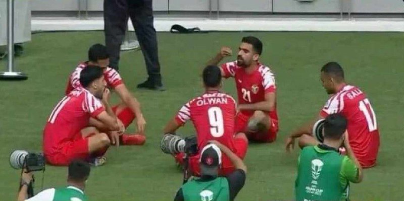 قُل للحميرِ وإن طالت معالفُهالنْ تَسبِقَ الخيلَ في ركضِ الميادينِ