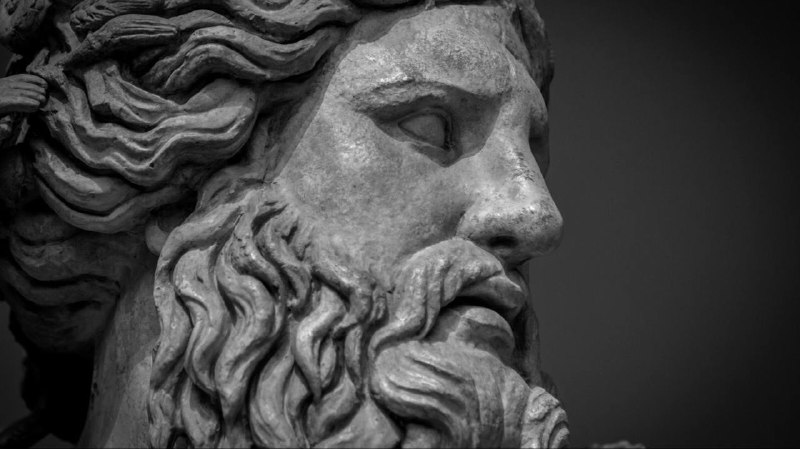 «وإنْ كان في لُبسِ الفتى شرَفٌ لهفما السّيفُ إلاّ غِمْدُه والحمائل.»-ابو العلاء المعري.___(اي لو كان الشرف بالملابس والحلي لكانت قيمة السيف بقرابه وحمائله لا بجوهره.)