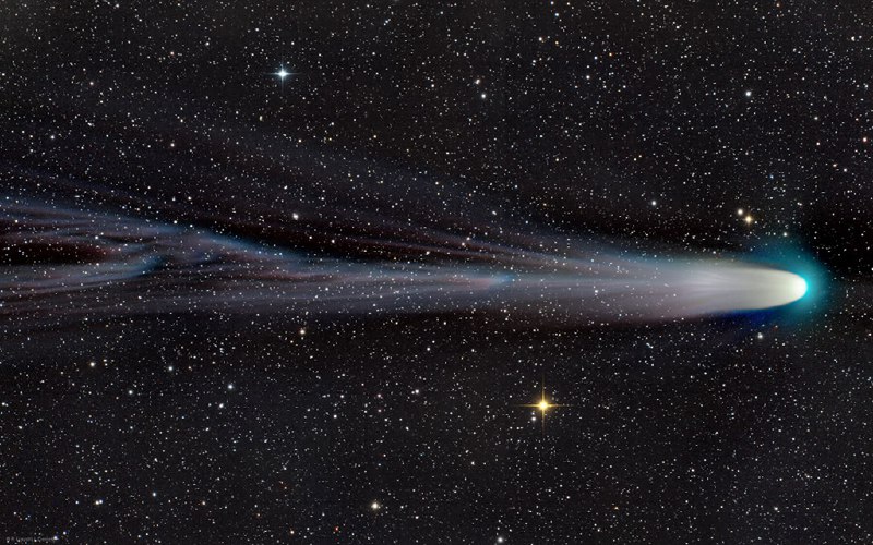 The Tail of a Christmas Comet2021-12-25صورة اليوم من ناسا